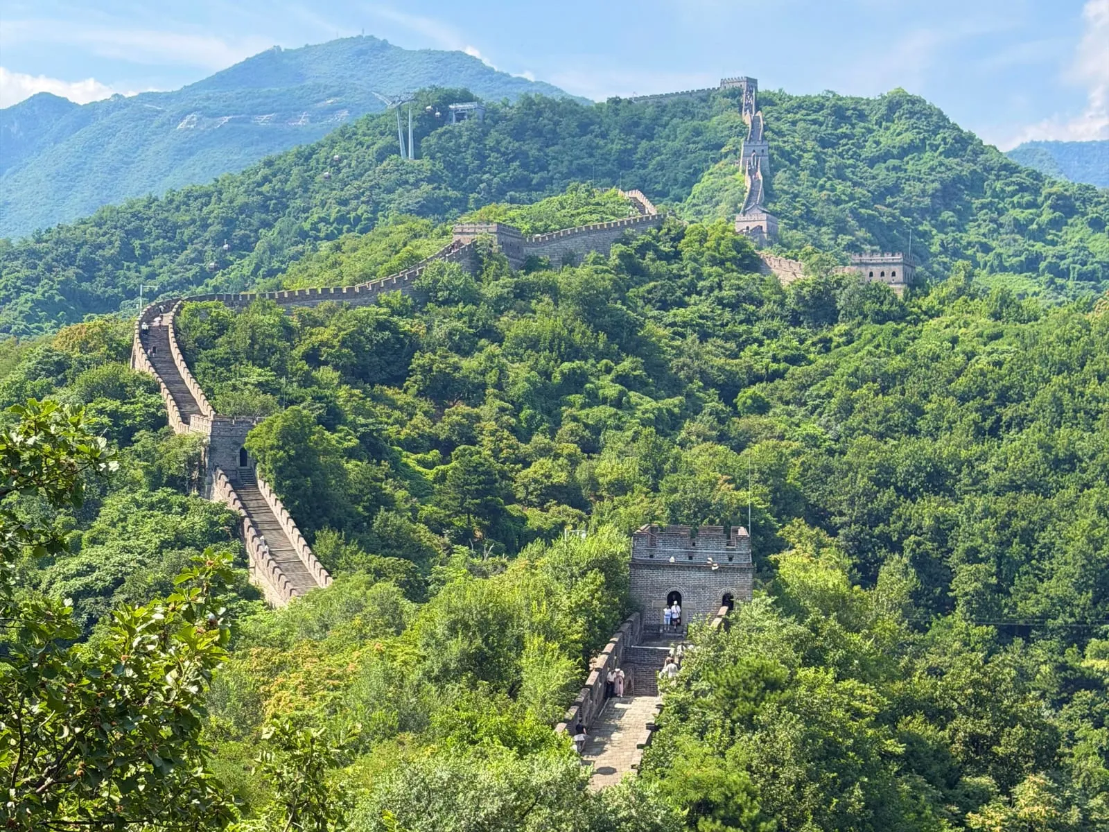 La Grande Muraille serpente sur les crêtes boisées de Mutianyu, près de Pékin.