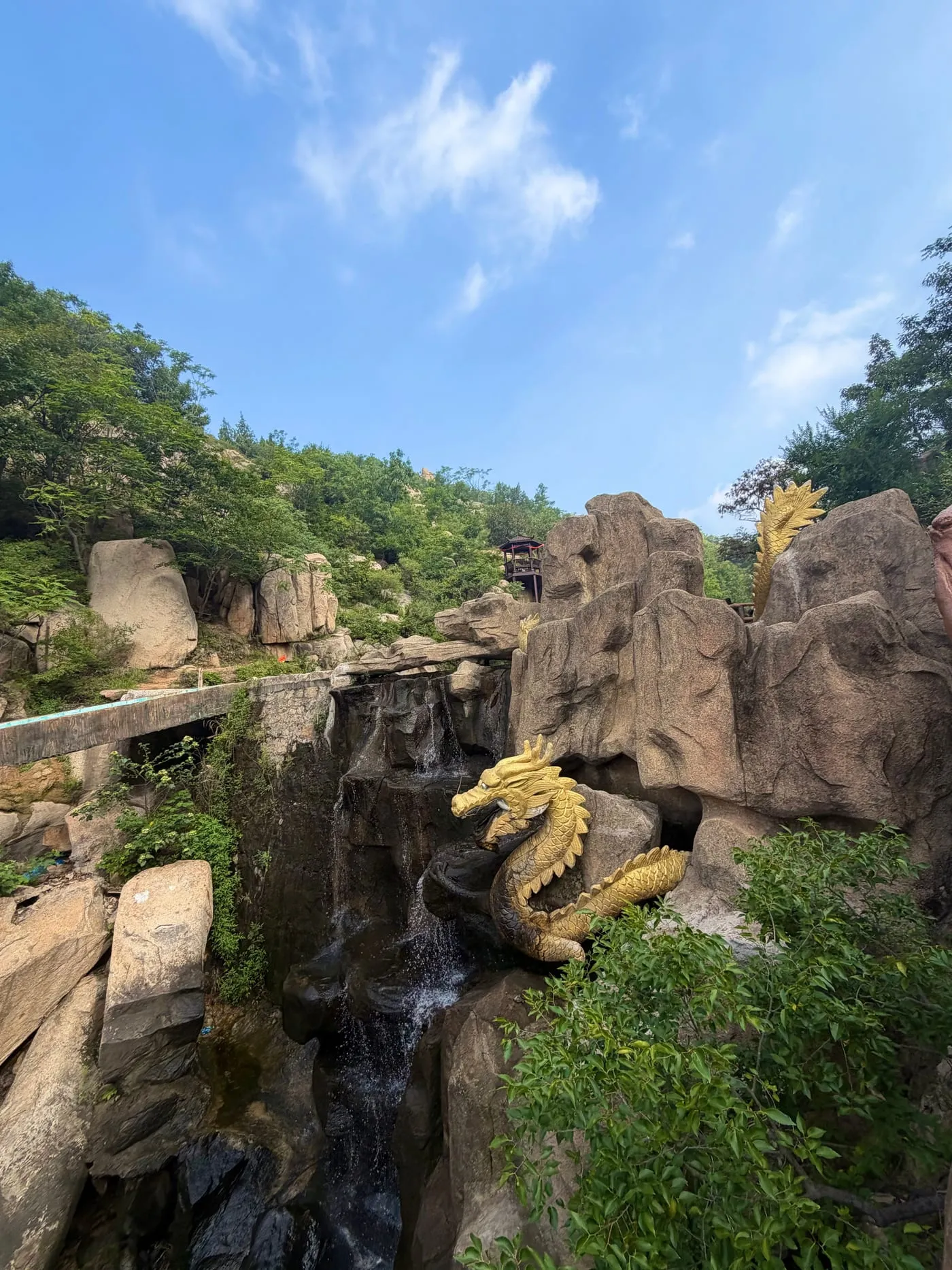 Un dragon doré veille sur une cascade entre les rochers, dans les montagnes près de l’école de kung fu, près de Tengzhou.